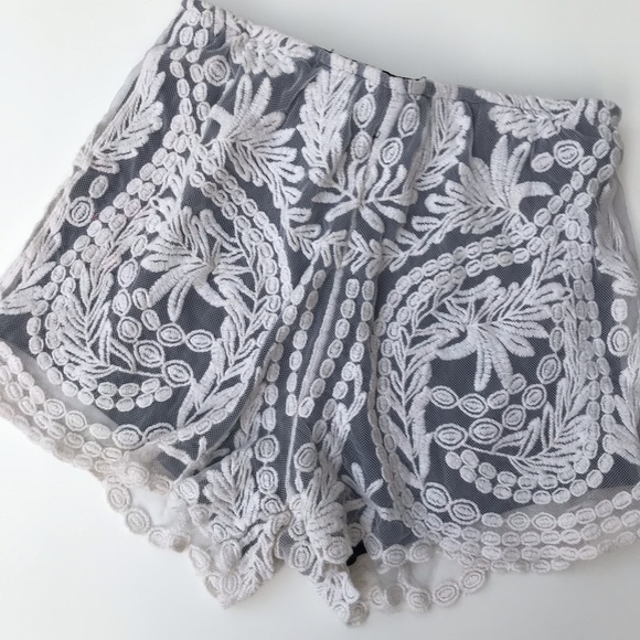 Banana USA White & Black Lace Shorts / Size Small / Lined & Elastic Waistband - Picture 2 of 5